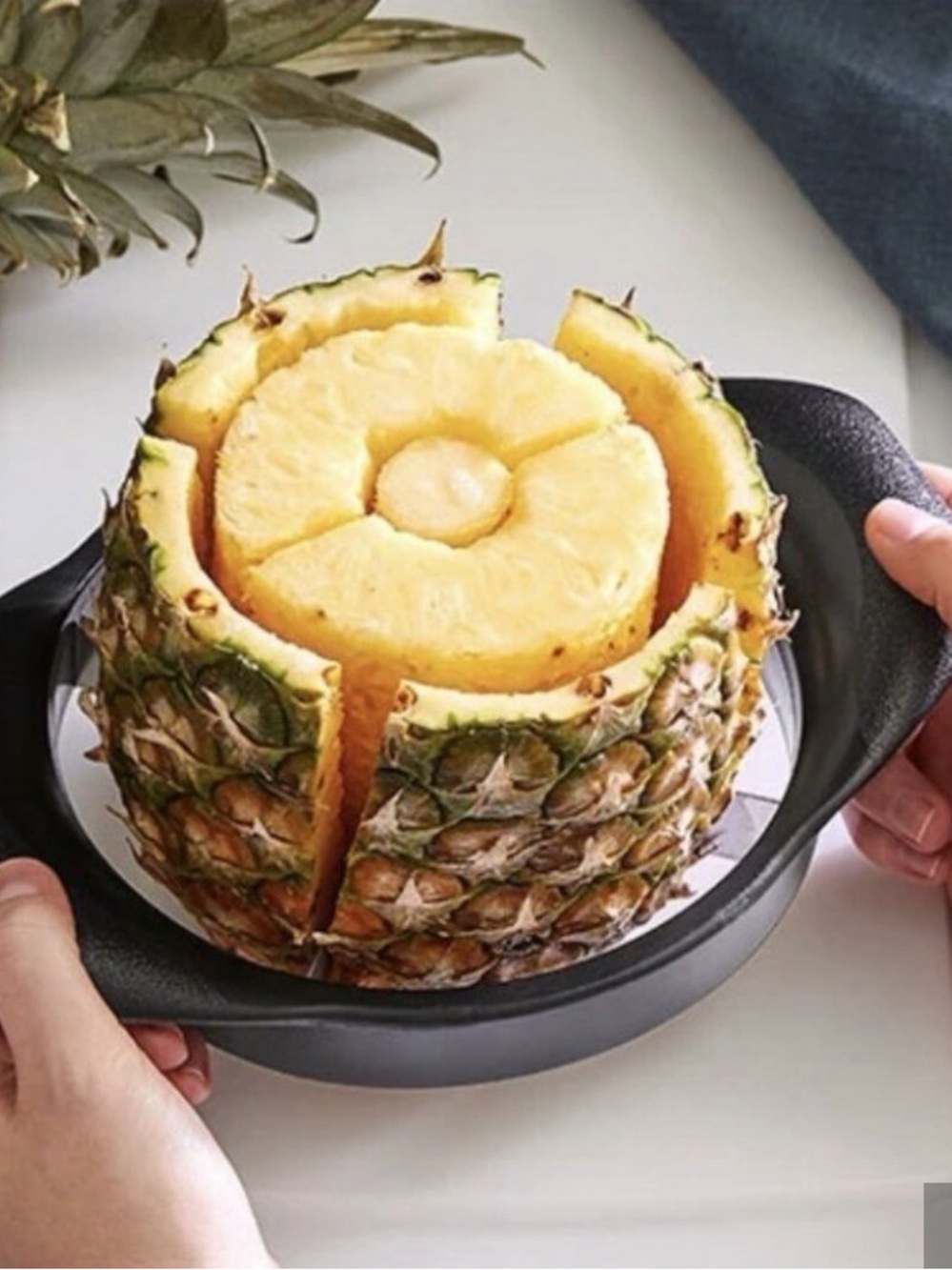 The Pampered Chef Pineapple Slicer & Corer in Black